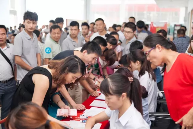 熱情參與我們現(xiàn)場(chǎng)游戲的貴賓 熱情參與我們現(xiàn)場(chǎng)游戲的貴賓